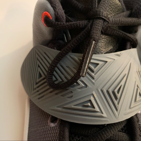 Nike Boys Flytrap Gray Basketball shoes-size 5 - Picture 15 of 16